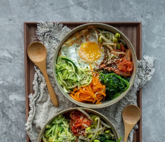 한식과 서양식, 어떤 식단이 몸을 더 건강하게 만들어줄까? brown wooden ladle and white ceramic bowl with soup