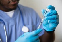 콩고민주공화국, 에볼라 발병… WHO 긴급 백신 접종 시작 a doctor examining a patient's teeth
