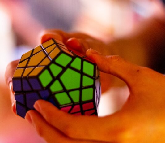 뇌건강을 지키는 첫걸음, 일상에서 실천할 수 있는 뇌 건강 관리법 3 x 3 rubiks cube