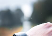 여성 건강관리, 라이프스타일 맞춤형 관리법이 대세 person wearing Apple Watch at 14:24