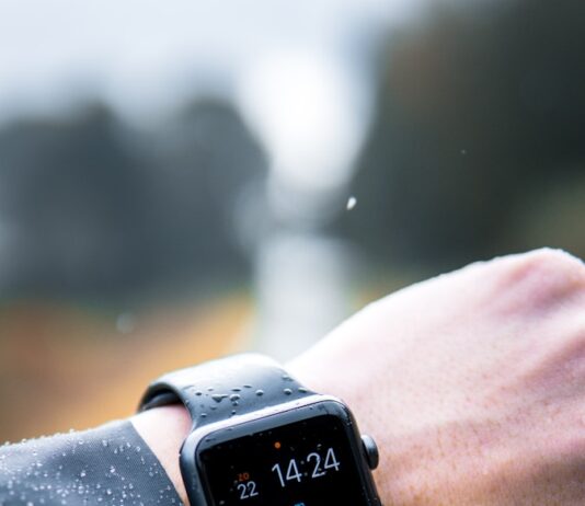 여성 건강관리, 라이프스타일 맞춤형 관리법이 대세 person wearing Apple Watch at 14:24