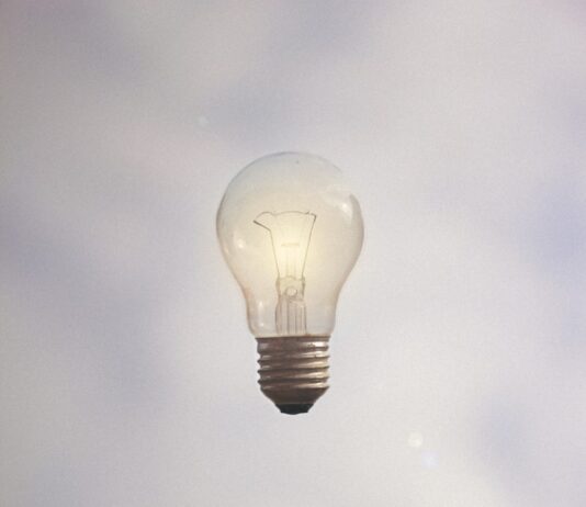 뇌건강을 챙기는 새로운 습관, 일상 속 작은 실천이 큰 차이를 만든다 person catching light bulb