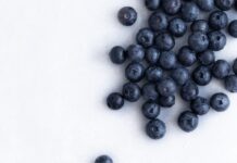 ‘브레인 푸드’와 디지털 디톡스, 뇌 건강 관리의 새로운 열쇠 blue berries on white surface