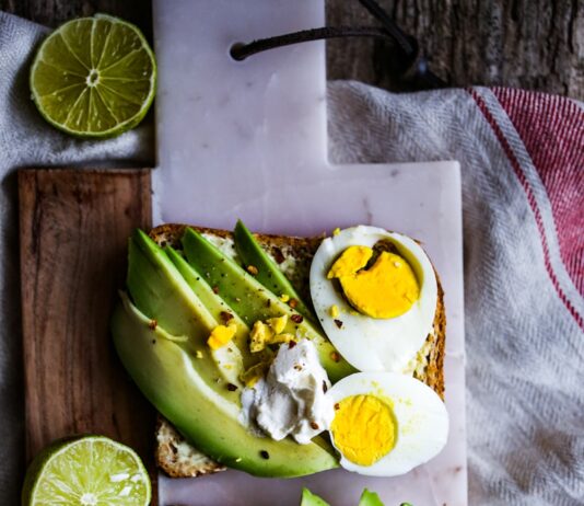 “근육, 일상 속에서 챙기는 건강의 열쇠… 실천 가능한 루틴 주목” a plate of food