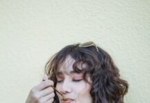 바쁜 일상 속 ‘마음 챙김 식사’, 건강과 만족 동시에 챙긴다 a woman holding a pink bowl of food