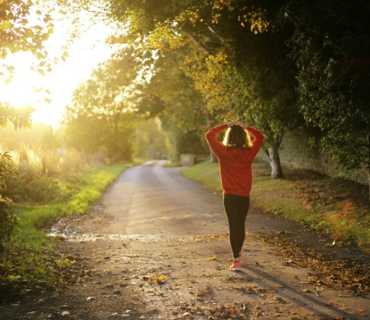 “마음챙김이 주는 힘, 정신건강을 위한 새로운 일상 루틴 확산” woman walking on pathway during daytime