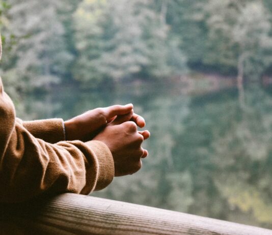 변화하는 정신건강 관리, 일상에 실천하는 마음 돌보기 습관 tilt-shift photography of person in brown jacket