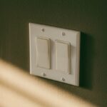 “꿀잠 트렌드”…한국인의 수면 건강, 최신 루틴으로 챙기세요 a white light switch sitting on top of a wall