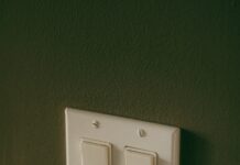 “꿀잠 트렌드”…한국인의 수면 건강, 최신 루틴으로 챙기세요 a white light switch sitting on top of a wall