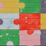 “뇌건강 챙기는 일상, 작은 습관이 기억력 키운다” green red and yellow wall