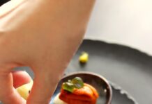 “끊이지 않는 피로감… 만성피로, 생활 습관 변화로 풀길 찾는다” food with mint on top