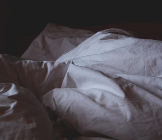 수면, ‘잘 자야 내일이 달라진다’… 현명한 잠 습관이 건강 지킨다 closeup photo of white blanket