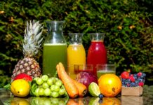 “탄산음료일 줄 알았는데”… 한국인 당 섭취 1위, 뜻밖의 ‘이것’에 모두가 놀랐다 fruits and vegetable in clear glass jar