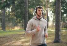 바쁜 일상 속 스트레스, 작지만 확실한 변화로 돌파구 찾기 Man with headphones running in a forest