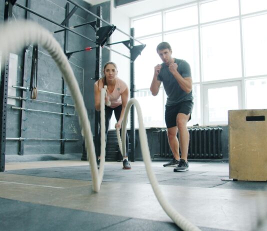 짧고 굵게, ‘고강도 인터벌 운동’이 일상 속으로 Man and woman exercising with battle ropes.