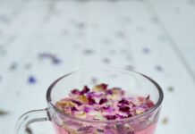 ‘워라밸’이 건강이다…잘 먹고 잘 쉬는 직장인 새 건강 공식 clear glass cup surrounded by petals