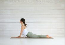 필라테스 패션학: “레깅스에도 기능이 있다?” 운동 효율을 높여주는 스마트한 복장 선택법 Woman doing cobra pose on yoga mat