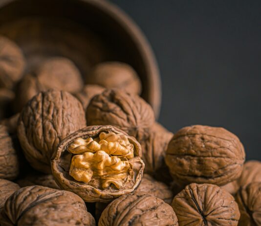 뇌 건강, 일상 속 작은 습관 변화가 미래를 바꾼다 brown garlic on brown bowl