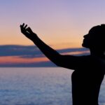 “마음 챙김, 일상 속 작은 변화로 스트레스 관리한다” silhouette of woman raising her right hand