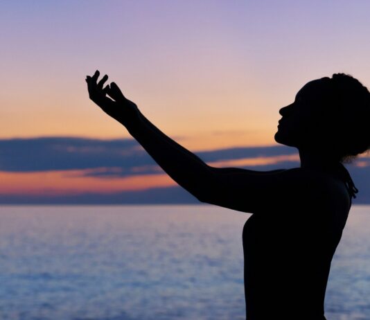 “마음 챙김, 일상 속 작은 변화로 스트레스 관리한다” silhouette of woman raising her right hand