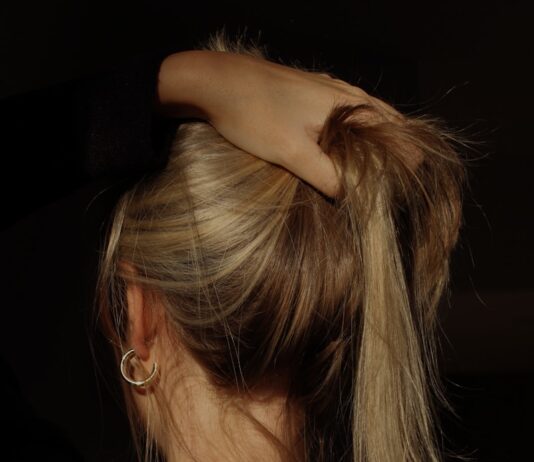 내 머리결, 내 방식대로… “심플케어” 시대, 건강한 헤어 루틴이 뜬다 a woman with her hair in a bun