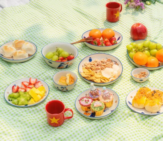 한국 직장인 만성피로, ‘마이크로 휴식’과 라이프 밸런스 실천이 대안으로 주목 A picnic spread with various fruits and pastries.