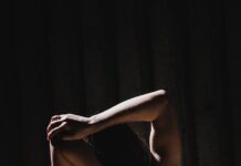 집에서 시작하는 ‘마음챙김 아침 루틴’, 삶에 여유를 더하다 woman wearing black sports bra
