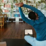 집에서도 손쉽게! 필라테스로 시작하는 건강한 하루 a man doing yoga in a living room