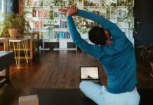 집에서도 손쉽게! 필라테스로 시작하는 건강한 하루 a man doing yoga in a living room