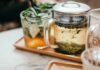 현대인의 스트레스, 대체요법으로 풀다…집에서 실천하는 건강한 루틴 제안 clear glass mug on tray