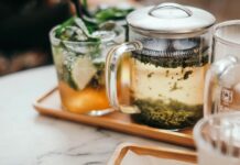 현대인의 스트레스, 대체요법으로 풀다…집에서 실천하는 건강한 루틴 제안 clear glass mug on tray