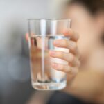 물 대신 건강음료? 수분 섭취, 내 몸에 맞게 똑똑하게 챙기기 인기 person holding clear drinking glass