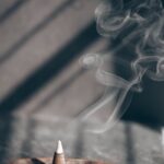 대체요법, 현대인의 건강관리 한 축으로 자리 잡다 white smoke on brown wooden table