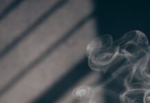 대체요법, 현대인의 건강관리 한 축으로 자리 잡다 white smoke on brown wooden table