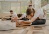직장인부터 청소년까지, 필라테스 바람…내 몸에 꼭 맞는 실천법은? a group of people doing yoga in a room