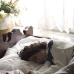 우리 삶을 바꾸는 ‘수면 루틴’, 일상 속 실천 방법은? woman sleeping on bed beside book
