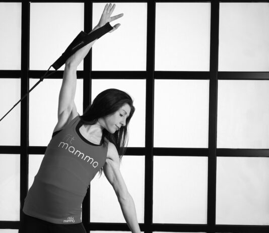 집에서도 즐기는 ‘마이크로 모먼트 운동’…짧은 움직임이 건강 키운다 woman in white tank top and black leggings doing yoga