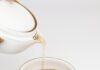 내 삶에 스며드는 대체요법, 건강을 위한 실용적 선택법 tea pours into white teacup