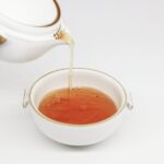 내 삶에 스며드는 대체요법, 건강을 위한 실용적 선택법 tea pours into white teacup